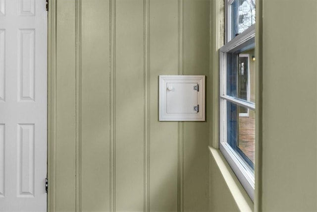 55 Ridgeway Ave, Eureka Springs, AR 72632 - detailed view of a decorative wall