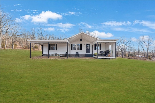 view of front facade featuring covered porch and a front lawn