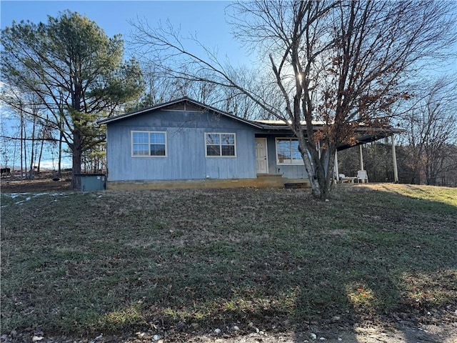 view of front facade featuring a front yard