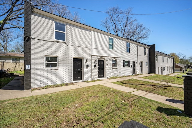 view of front of home featuring a front lawn