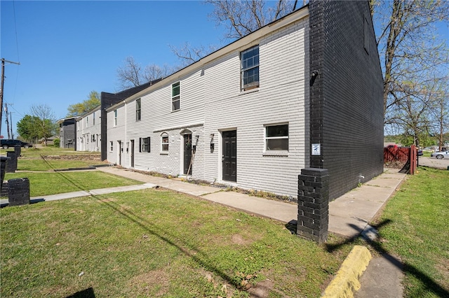 view of front of property featuring a front lawn