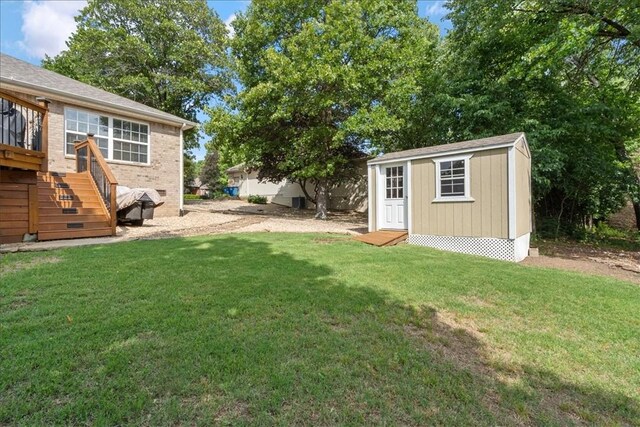 view of yard featuring a storage shed