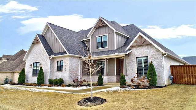 craftsman house featuring a front lawn