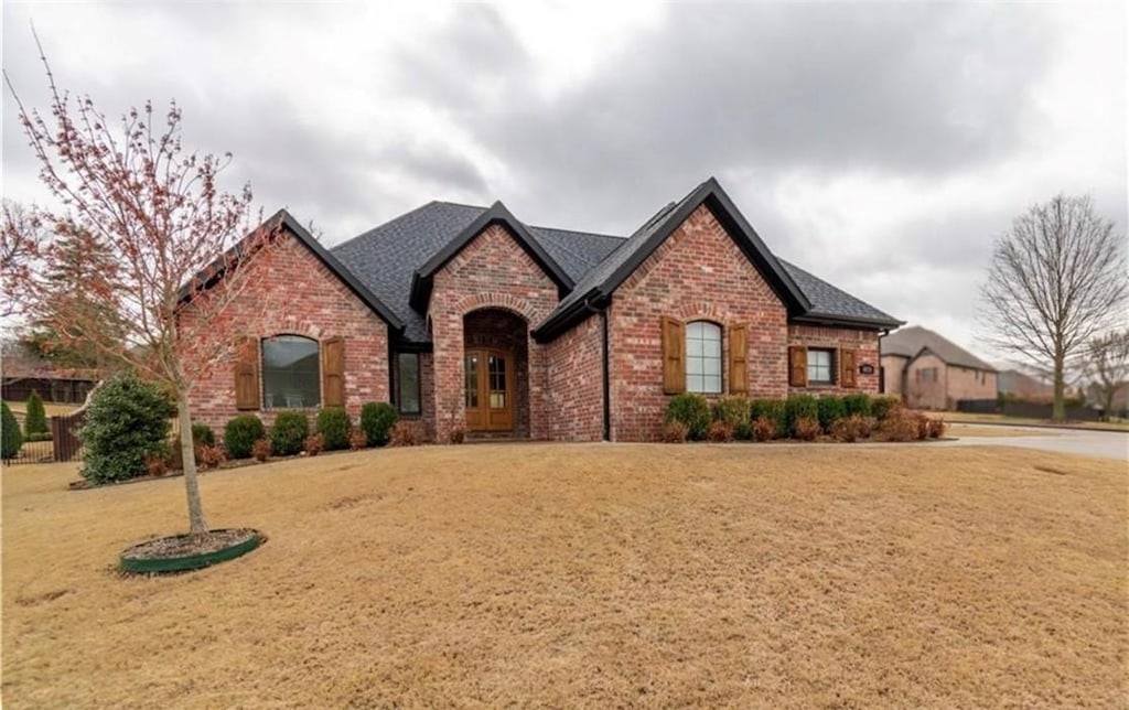 view of front of property featuring a front lawn