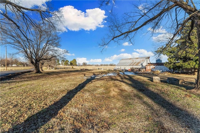 view of yard featuring a rural view