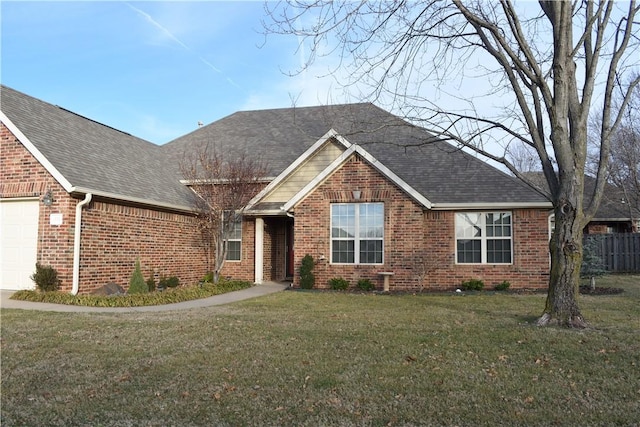 view of front of property featuring a front lawn