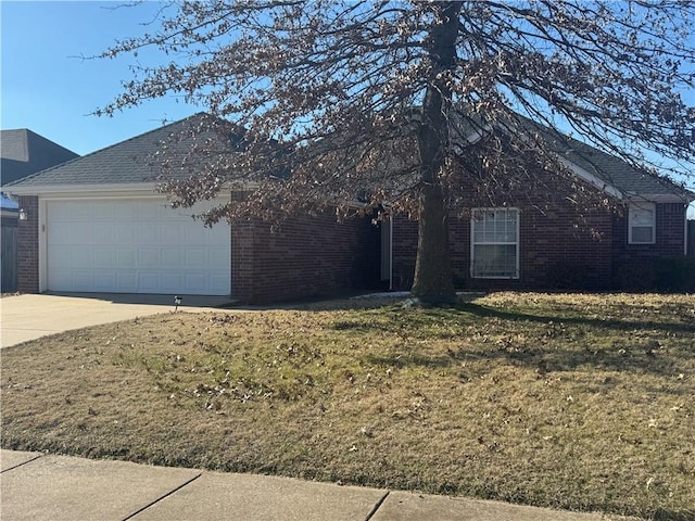 view of front of home featuring a front lawn and a garage