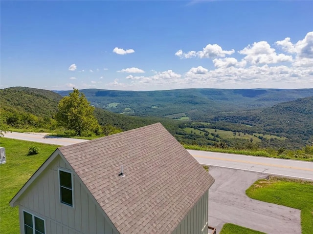 drone / aerial view featuring a mountain view