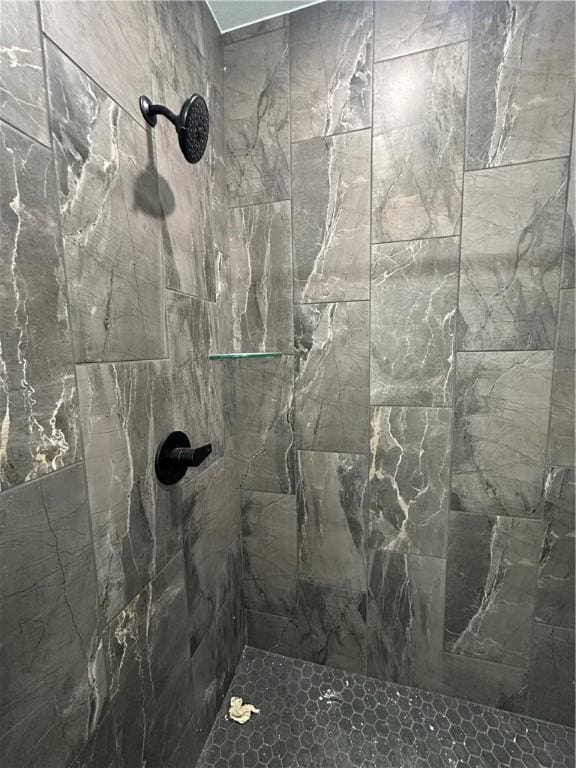 bathroom featuring tiled shower