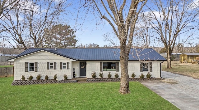 single story home featuring a front lawn