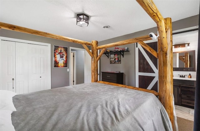 bedroom with a closet