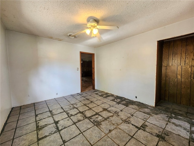 unfurnished bedroom featuring a ceiling fan and a textured ceiling