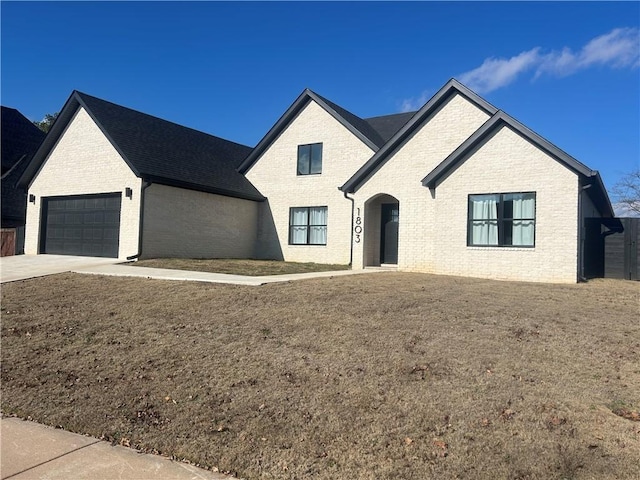 view of front of home featuring a front yard and a garage