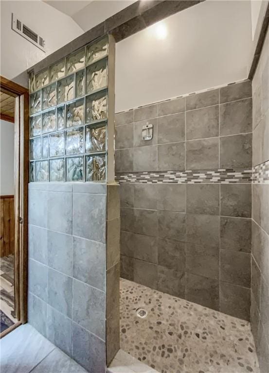 bathroom featuring a tile shower