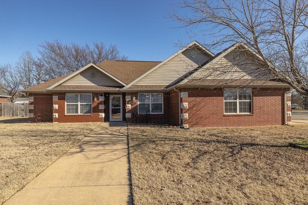 single story home with a front yard