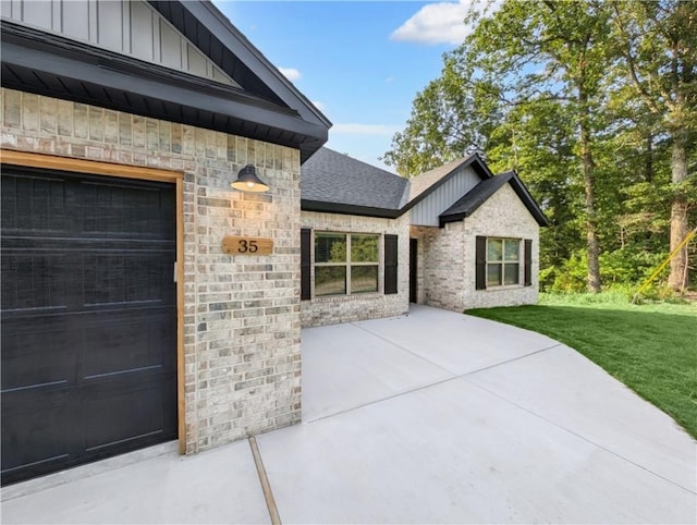 property entrance featuring a yard