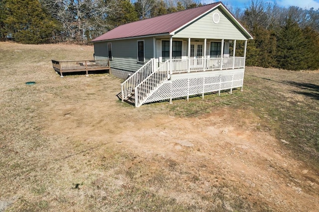 farmhouse featuring a porch and a front lawn