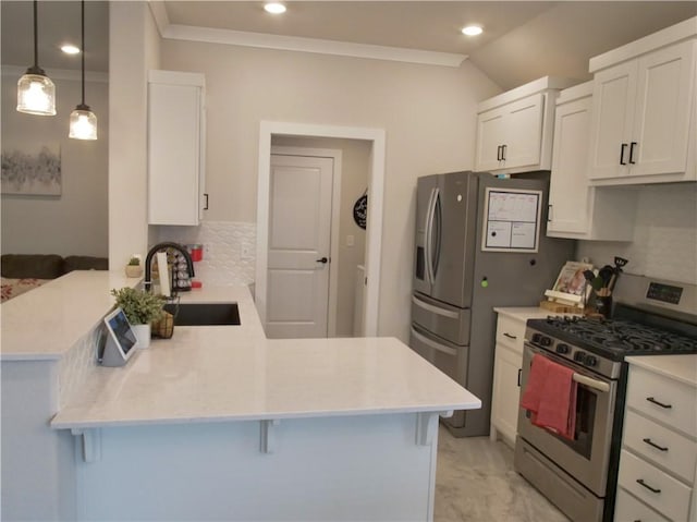 kitchen with sink, a breakfast bar area, gas range, kitchen peninsula, and pendant lighting