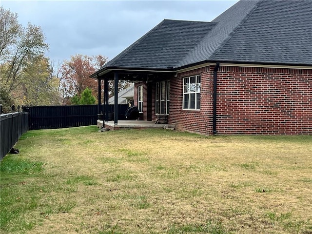 view of yard featuring a patio area