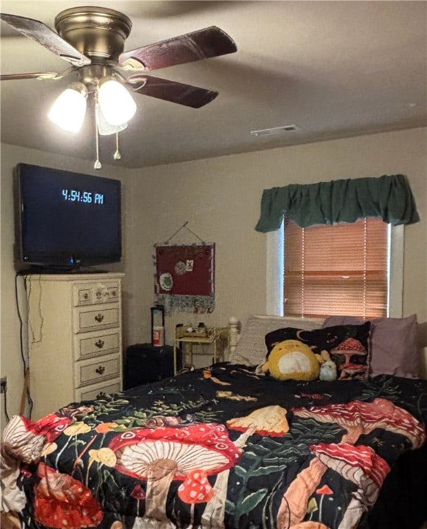 bedroom featuring ceiling fan