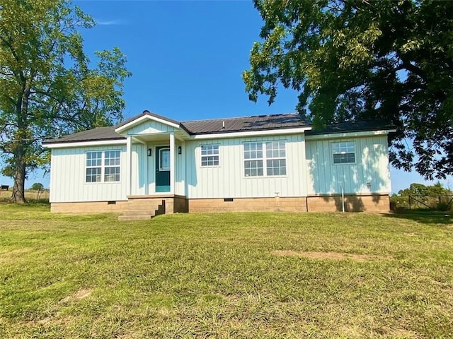 view of front facade with a front lawn