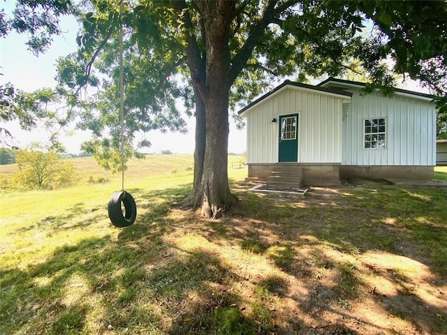 exterior space featuring a yard