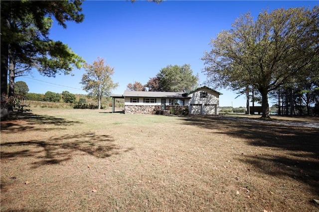 view of front facade featuring a front yard