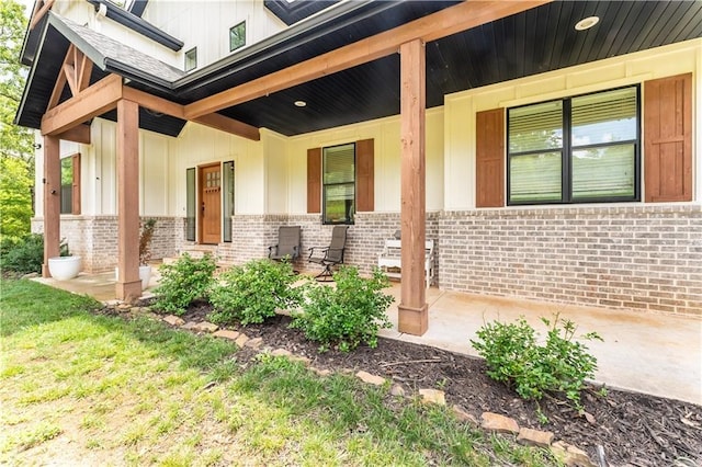 property entrance featuring covered porch