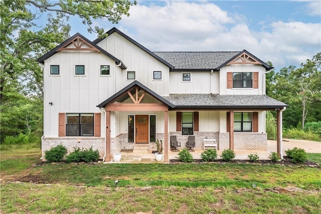 view of front of property featuring covered porch and a front lawn