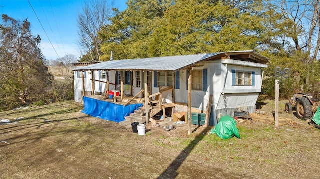 view of front of home featuring a front lawn