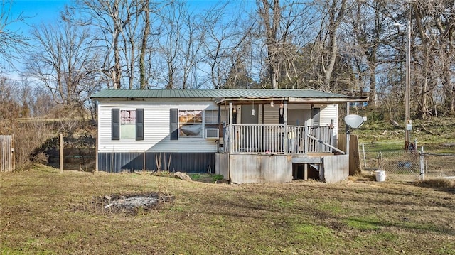 manufactured / mobile home featuring a front lawn