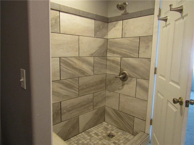 bathroom featuring tiled shower