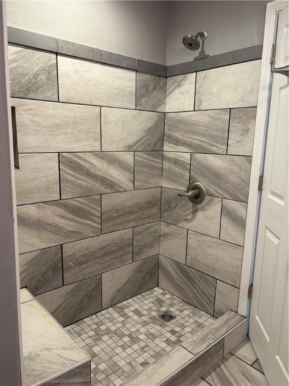 bathroom featuring a tile shower