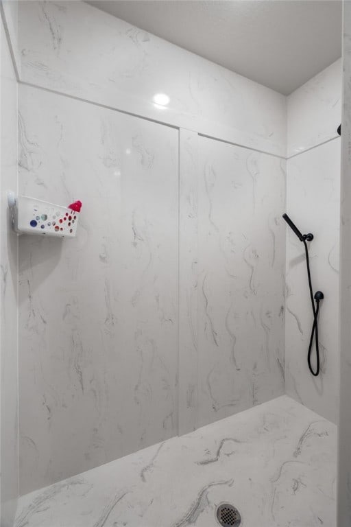 bathroom featuring tiled shower