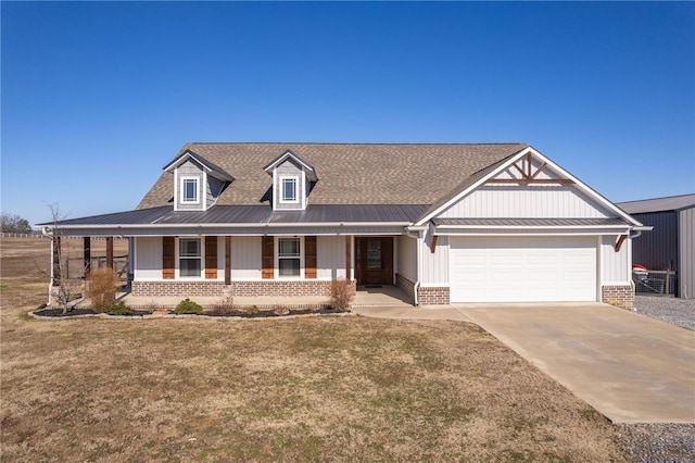 view of front facade featuring a garage, a front yard, and covered porch