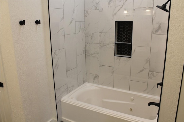 bathroom featuring tiled shower / bath