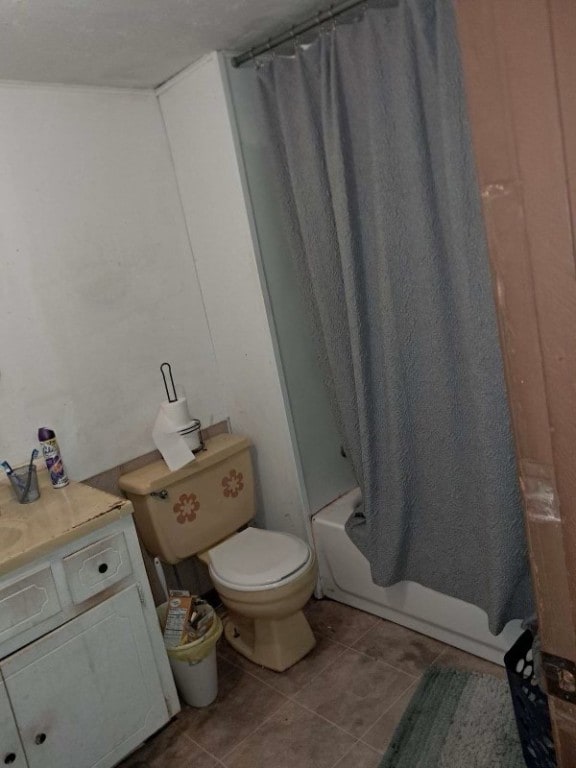 bathroom featuring shower / bathtub combination with curtain and toilet