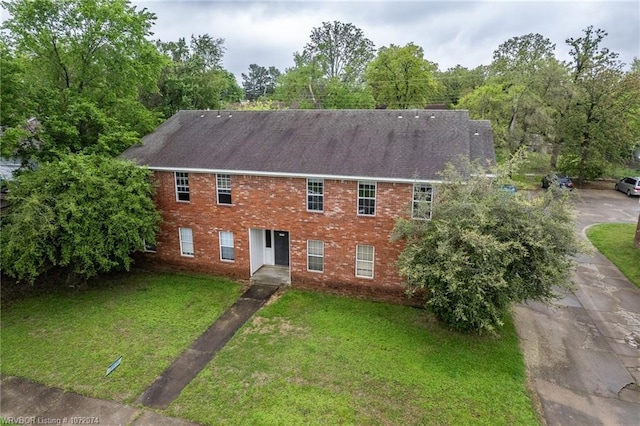 colonial home featuring a front lawn