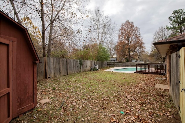 view of yard featuring a fenced in pool