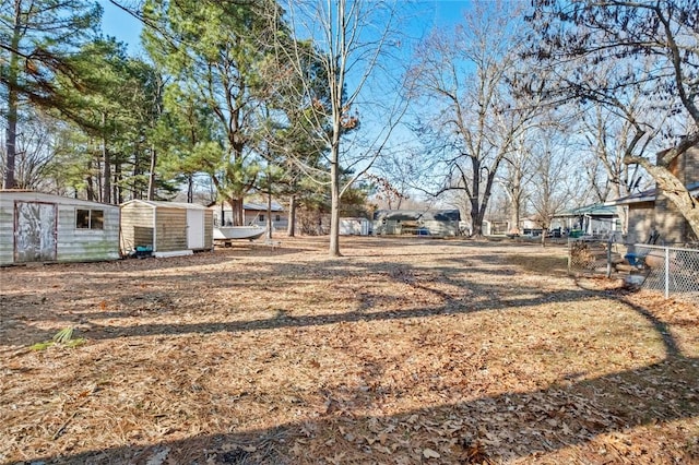 view of yard featuring a shed