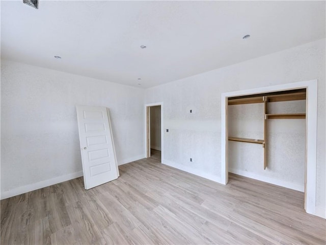 17 Burnham Dr, Bella Vista, AR 72715 - unfurnished bedroom featuring light wood finished floors, baseboards, and a closet
