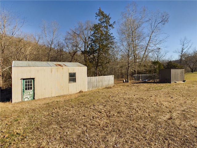 view of yard with an outbuilding