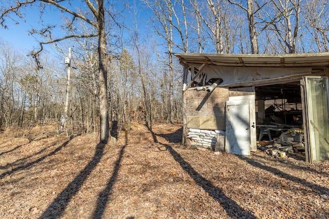 view of yard with an outdoor structure