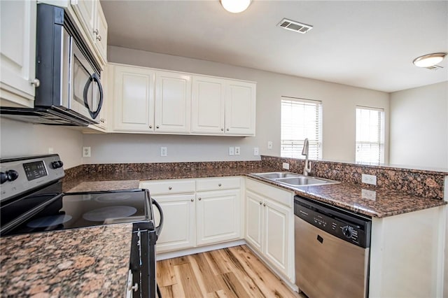 kitchen with sink, light hardwood / wood-style flooring, stainless steel appliances, white cabinets, and kitchen peninsula