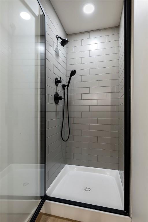 bathroom featuring tiled shower