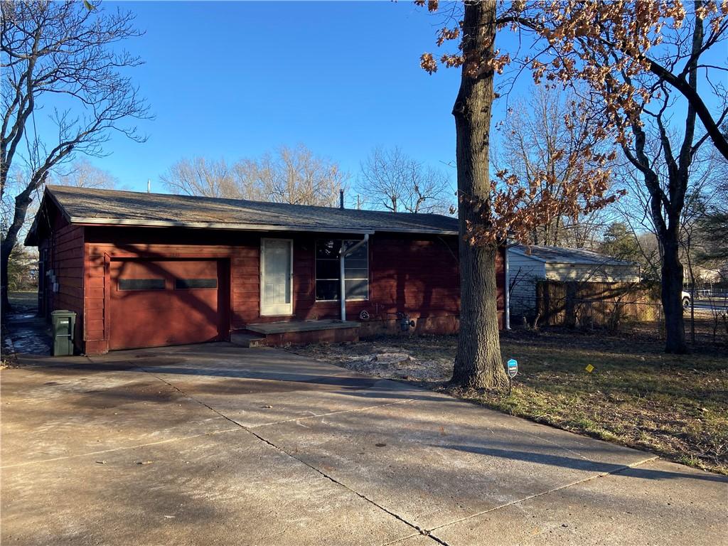 single story home featuring a garage