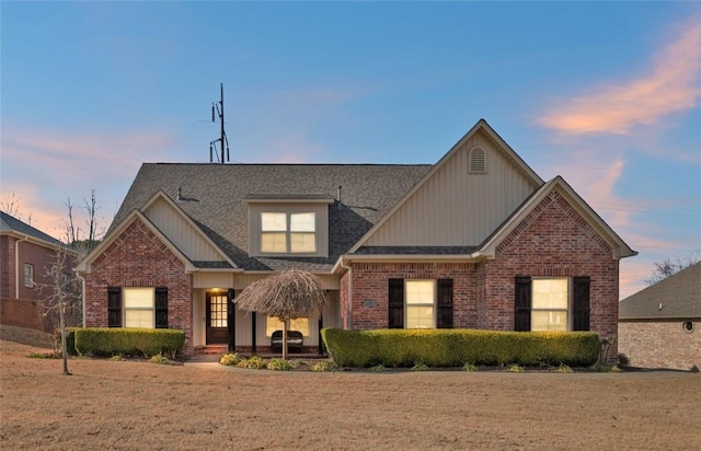 view of front of property featuring a lawn