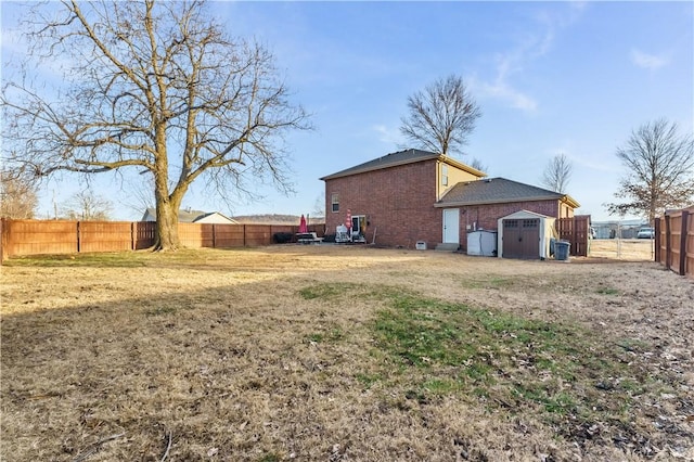 view of yard featuring a storage unit