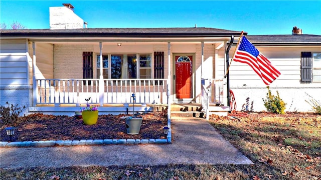 3001 Waukesha Rd, Siloam Springs, AR 72761 - ranch-style home featuring a porch and a chimney