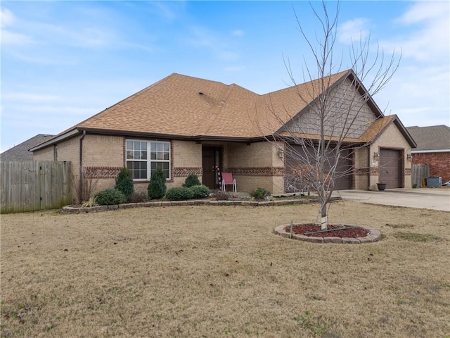 view of front facade featuring a garage and a front yard